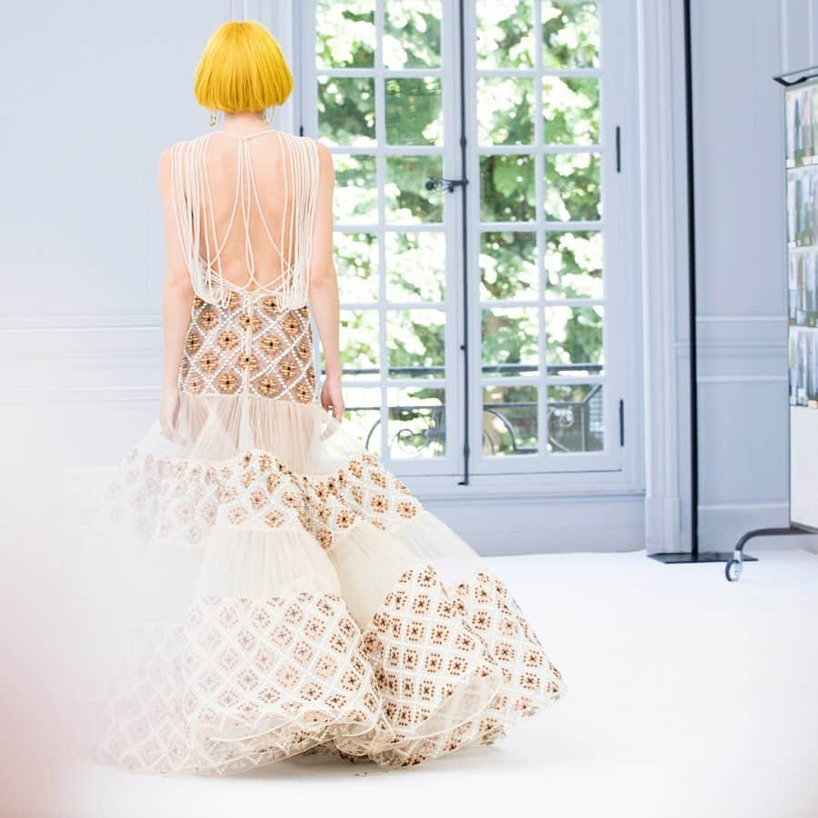 Fendiさんのインスタグラム写真 - (FendiInstagram)「Tulle dress enriched with floral embroideries mosaic frills with a beaded corsage. #TheDawnOfRomanity #FendiCouture  Creative Director: @silviaventurinifendi」7月10日 3時32分 - fendi