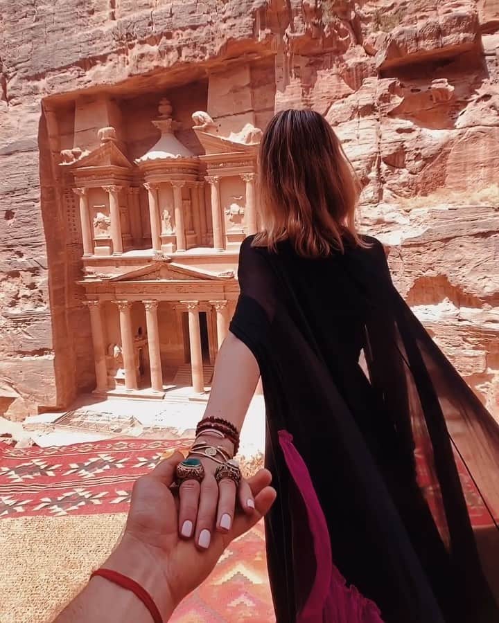 Murad Osmannのインスタグラム：「#followmeto our favorite wallpaper 🙃. Amazing places exist on earth, looking at which, you wouldn’t believe that they were actually built by people. Would you believe? @visitjordan 🇷🇺 🇷🇺🇷🇺 Есть места на земле, глядя на которые ты не веришь что это когда-то могли сделать люди. А вы верите?! #следуйзамной @natalyosmann」
