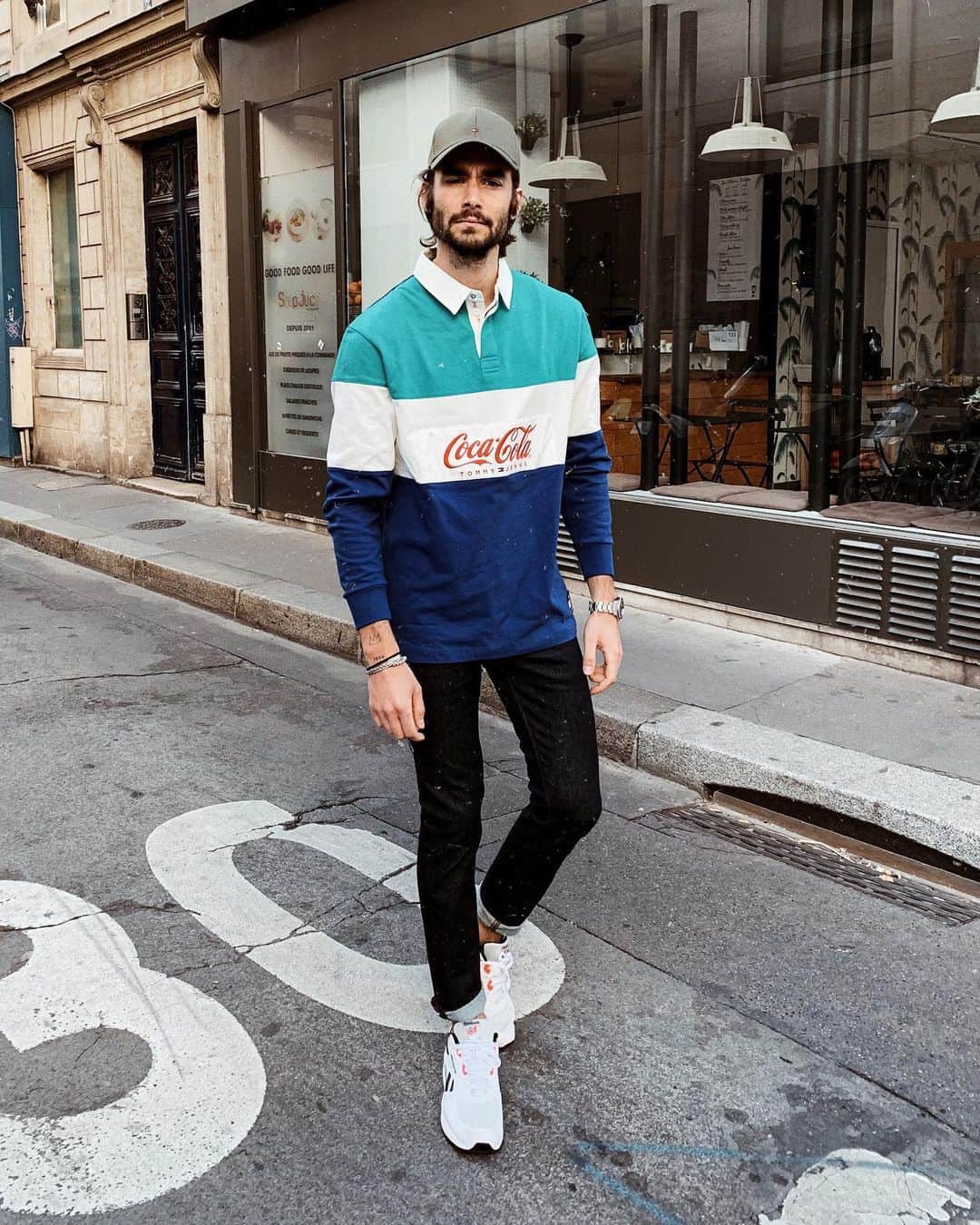 NICOLAS SIMOESのインスタグラム：「Out for delivery 🤘🏻」