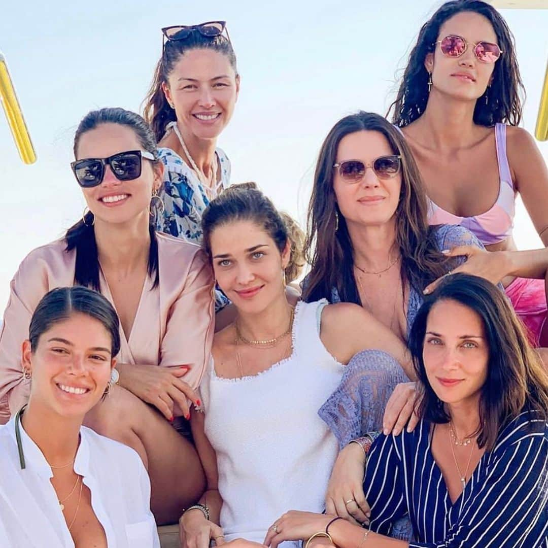 アドリアナ・リマさんのインスタグラム写真 - (アドリアナ・リマInstagram)「✨Mykonos Gang✨」7月10日 3時53分 - adrianalima