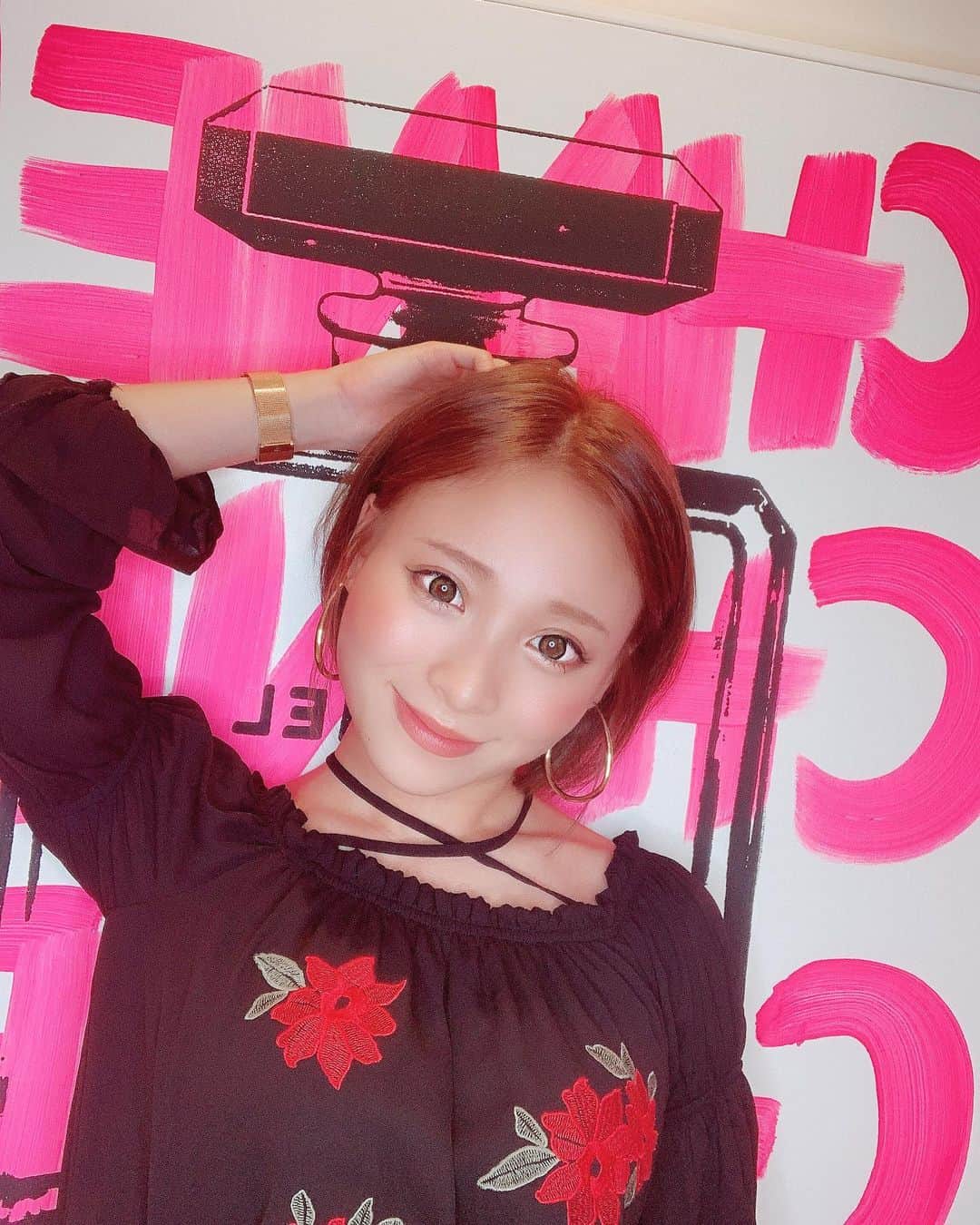 ハピネス笑舞のインスタグラム：「髪をきりまちた👍🥰 久しぶりにばっさりいった💁 元々本気を出せば出かける準備３０分で終わるけど、この長さなら２０分でシャワーからメイクまでいけるわwwww ありえない速さでうごきまわるけどね🤨笑笑  #smile#love#fashion#girl#六本木#銀座#歌舞伎#北新地#中洲#すすきの#大阪#北海道#キャバ嬢#長谷川笑舞#バルセロナ#桃李#おっぱい#巨乳#キャバ嬢と繋がりたい#カジュアル#ショートヘア#仲良し#ジム#バースデー#札幌#劇団桃李#happiness#hカップ#ダイエット#diet」