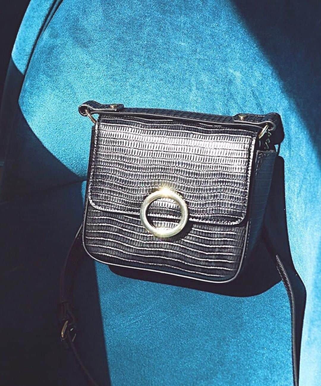 アクセサライズのインスタグラム：「Go from desk to dinner with our Olivia ring lock bag. Created with a faux croc effect and bold gold detail, it's a modern take on the little black bag ✨. 🔍 7907680300. 📷 @eilis.anne  Tap the link in the bio to shop now #Accessorize #Accessorizer」