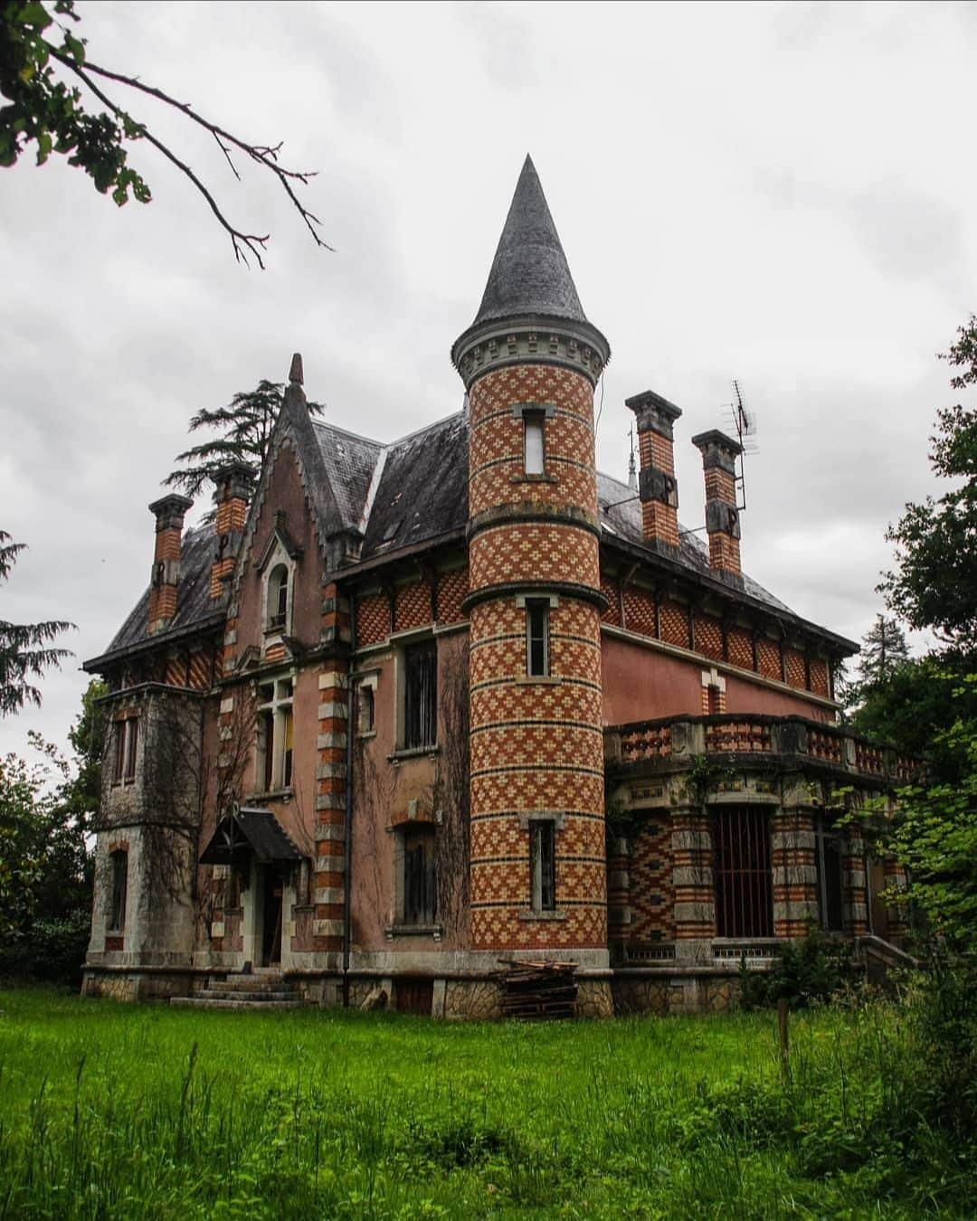 Abandoned Placesさんのインスタグラム写真 - (Abandoned PlacesInstagram)「Decaying Le Château de L'Alchimiste by @jim_carroll__ . . . . . . #itsabandoned #decay #ruins #explore #urbex #UrbanExploring #history #adventure #abandonedplaces #photography #abandonedphotography #travel #forgotten #abandoned #allabandoned #gramslayers #artofvisuals #AOV #MoodyGrams #illgrammers #HeaterCentral #createcommune #AGameofTones #create #abandonednature #abandonedEurope #urbexphotography #urbandecay #exploreeverywhere #photography」7月10日 4時01分 - itsabandoned