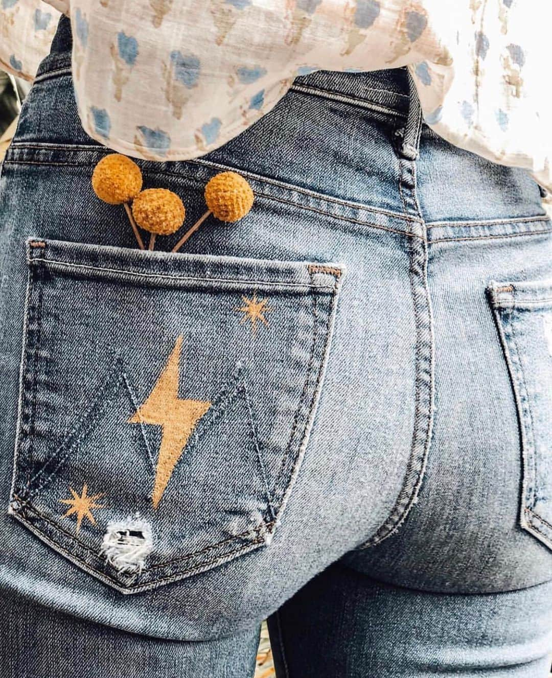 motherdenimさんのインスタグラム写真 - (motherdenimInstagram)「Striking ⚡| 🎨 by @phoebepaints via @tanya.monaghan」7月10日 4時02分 - motherdenim