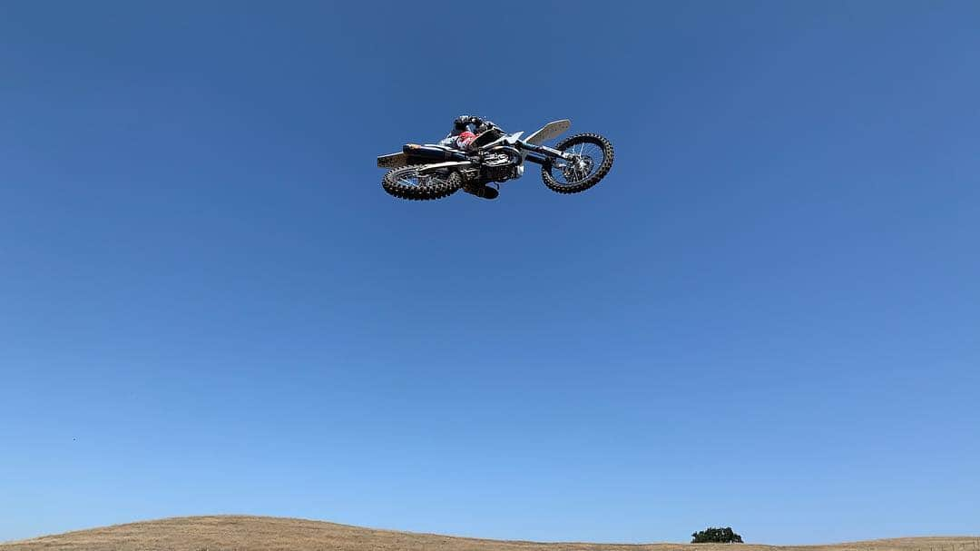 ケアリー・ハートさんのインスタグラム写真 - (ケアリー・ハートInstagram)「Couple of clips from motoing today!!! Feels good to get on my bike. Ready to hit it hard this fall.  @FoxMoto  @Dualigans @giantbicyclesusa @RideDunlop @Guts_Racing_Inc @WorksConnection @Fmf73 @motionpro @Twin_air @GalferUsa @ODIgrips @mactools38 @Motoxtremes  @acerbisusa @GoodRide  @HinsonRacing @KreftMoto」7月10日 3時59分 - hartluck