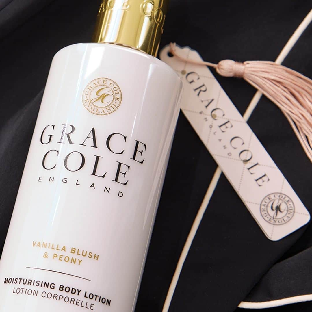 Grace Coleさんのインスタグラム写真 - (Grace ColeInstagram)「Gloriously silky and surprisingly lightweight, it took months to perfect our Moisturising Body Lotion texture - that's how much we care about your daily body care ritual.  Presented in our beautiful bottle with stylish tassel, this dreamy lotion sinks in within moments yet feels deeply quenching, keeping your skin beautifully soft and gently scented for hours upon end.  #bodylotion #bodycream #lotion #lightweight #moisturising #daily #dailyluxury #bodycare #dreamy #beautiful #soft #scented #fragrant #gracecole」7月10日 4時01分 - gracecoleltd