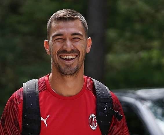 アレッシオ・ロマニョーリのインスタグラム：「First day with smile 😎 #milanello #newseason #acmilan #firstday @acmilan」