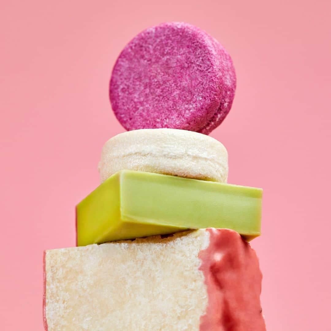 LUSH Cosmeticsさんのインスタグラム写真 - (LUSH CosmeticsInstagram)「Silky, moisturized hair is yours, no packaging required. All of these Shampoo Bars are 100% naked and give your hair the drink it needs - just swipe them over your locks, lather up, and rinse. ☺️✨⁠ *⁠ *⁠ *⁠ *⁠ *⁠ #vegan #crueltyfree #solidshampoo #solidcosmetics #handmade #lushie #shampoo #lush #lushlife #lushcosmetics #naturalhair #shampoobar #sustainable #ecofriendly #zerowaste #plasticfree #gogreen #zerowastehome #zerowastelifestyle #sustainableliving」7月10日 4時05分 - lushcosmetics