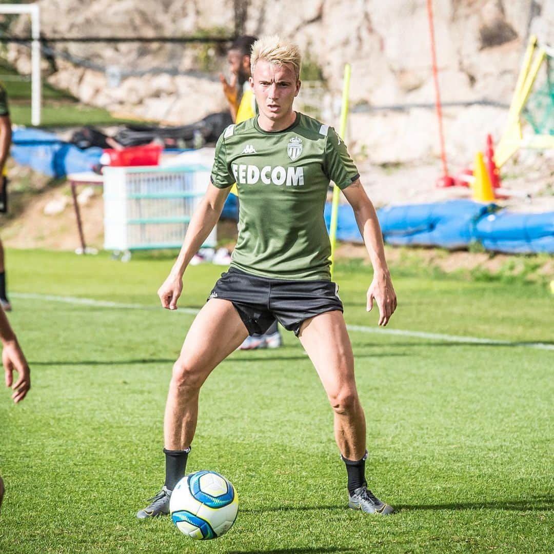 ASモナコさんのインスタグラム写真 - (ASモナコInstagram)「🔙 to training ✔️ 👉 @alex_golovin17 👉 @kamilglik25 👉 @nc22back 🔴⚪️」7月10日 4時05分 - asmonaco