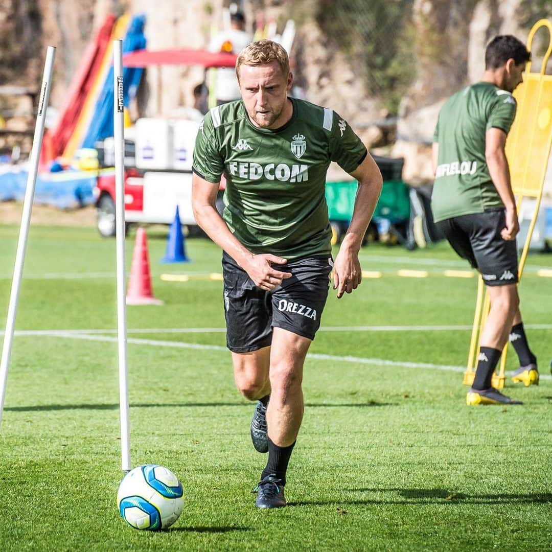 ASモナコさんのインスタグラム写真 - (ASモナコInstagram)「🔙 to training ✔️ 👉 @alex_golovin17 👉 @kamilglik25 👉 @nc22back 🔴⚪️」7月10日 4時05分 - asmonaco