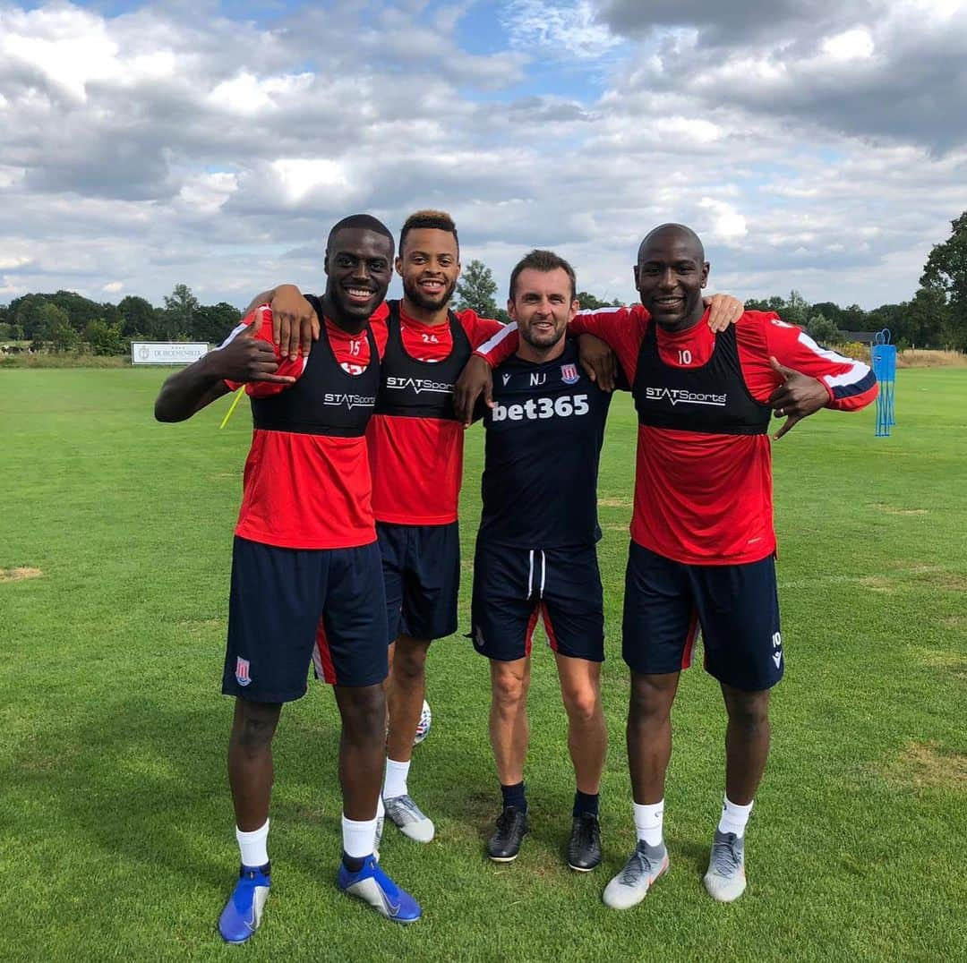 ストーク・シティFCさんのインスタグラム写真 - (ストーク・シティFCInstagram)「‪Training complete ✅ ‬The 3 champions from the training games have claimed their awards!‬ ‪1️⃣ - head tennis champions 🥇‬ ‪2️⃣ - foot golf champions 🥇 ‬ ‪3️⃣ - staff foot golf champion 🥇 ‬ #SCFC 🔴⚪️‬」7月10日 4時15分 - stokecity