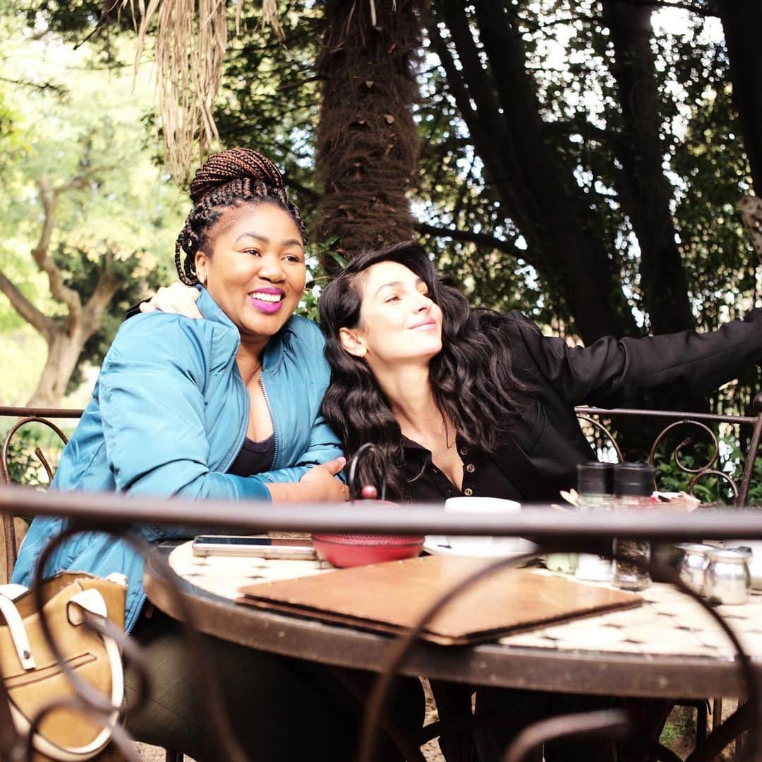 ブルックリン・ベッカムさんのインスタグラム写真 - (ブルックリン・ベッカムInstagram)「@annanooshin and I went to South Africa recently to support @globalfund and @gatesfoundation. We met Sipho, an amazing young South African woman living with HIV, featured in this picture. When she smiles, she radiates so much happiness. Thanks to the innovations in treatment, progress in HIV care has been transformative for Sipho and others. Thanks to @globalfund, these treatments are accessible to young people worldwide. But this shouldn't stop us from continuing to fight AIDS and the stigma many HIV-positive young adults still have to face. So grateful I got to go on this trip and thrilled to hear that the UK will continue supporting @globalfund amazing work.  @annanooshin video with Sipho will be up within the next days」7月10日 4時17分 - brooklynpeltzbeckham
