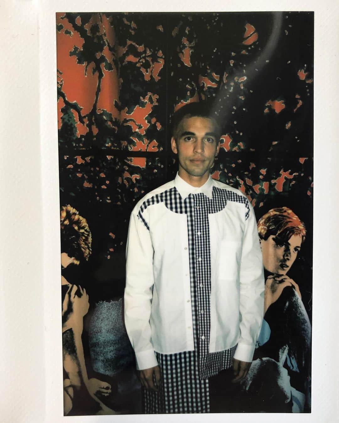 JWアンダーソンさんのインスタグラム写真 - (JWアンダーソンInstagram)「Behind the Scenes: the lovely Reuben Selby paid us a visit to get dressed for a dinner party #JWAmates #Polaroid @reubenselby」7月10日 4時23分 - jw_anderson