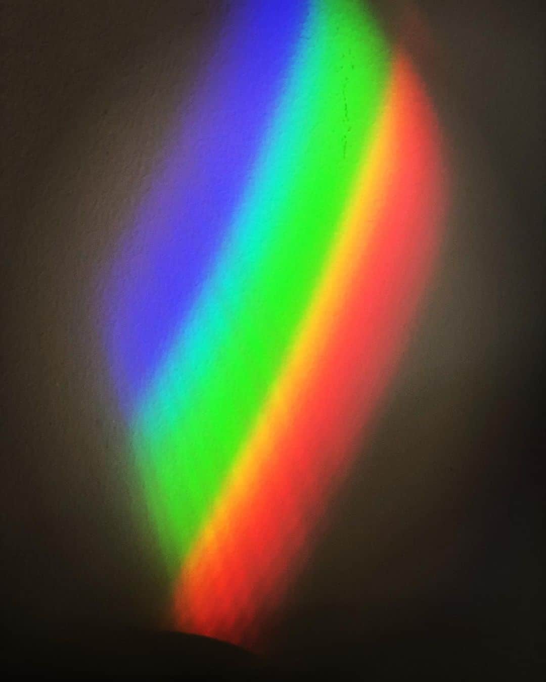 ラファエル・スバージさんのインスタグラム写真 - (ラファエル・スバージInstagram)「#rainbow on my wall  #looknow」7月10日 4時37分 - raphaelsbarge