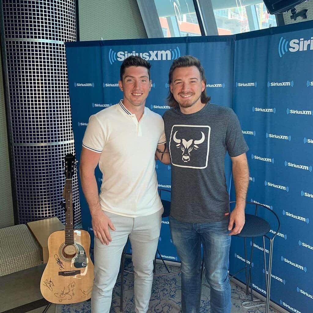 NHLさんのインスタグラム写真 - (NHLInstagram)「@matt9duchene was greeted by his new @predsnhl jersey, a custom guitar... and @morganwallen. Only in Smashville! 😂 (📸: @predsnhl and @matt9duchene)」7月10日 4時37分 - nhl