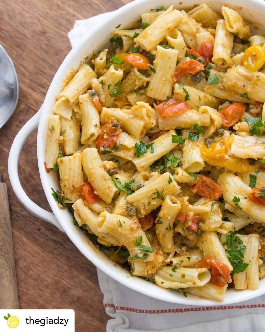 ジャーダ・デ・ラウレンティスさんのインスタグラム写真 - (ジャーダ・デ・ラウレンティスInstagram)「Dinner tonight! Posted @withrepost • @thegiadzy @giadadelaurentiis' Pasta Ponza is a mix of a golden-brown crispy tomato gratin tossed with pasta, all coated with some delicious Pecorino Romano. It's also one of our fav #MeatlessMonday dinners! 🍅 #recipe in the profile link!」7月10日 4時30分 - giadadelaurentiis
