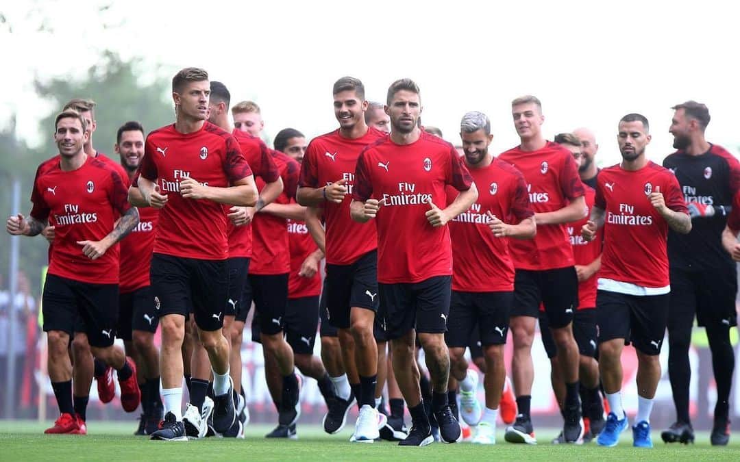 ファビオ・ボリーニのインスタグラム：「Back together! 👊🏼 @acmilan 🔴⚫️」