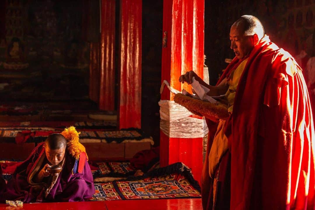 Michael Yamashitaさんのインスタグラム写真 - (Michael YamashitaInstagram)「At Dongzhulin Monastery, monks enter the main prayer hall for morning meditation bathed in light from an open door. Situated along the Tea Horse Road, in the eastern Tibetan region of Kham, this and many other of my photos will be on exhibit during the Songtsam Cultural Week at ZiWU in Shanghai. The exhibit opens this weekend.  #Benzilan #DeqinCounty #Yunnan #ZiWu #photoexhibition @songtsam」7月10日 4時33分 - yamashitaphoto