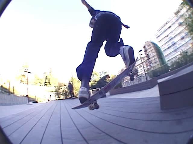 スラッシャーのインスタグラム：「👉🏽 @flomirtain & @kilianzehnder in @gronze’s new BARCELONA video 🛹 Now playing on the Thrasher app 📲」