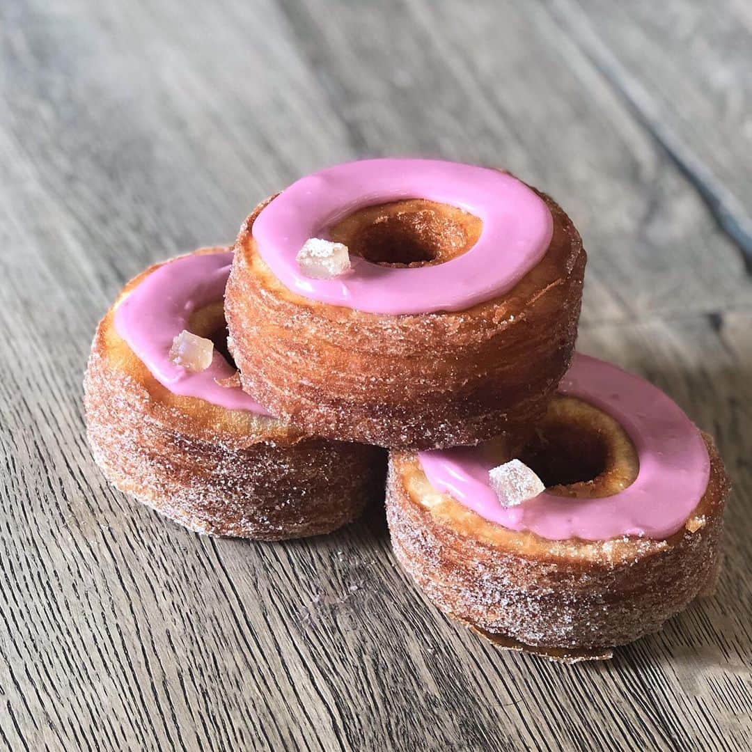 DOMINIQUE ANSEL BAKERYさんのインスタグラム写真 - (DOMINIQUE ANSEL BAKERYInstagram)「LA’s Blueberry Lemon Cake Cronut® for July is looking good, filled with homemade blueberry jam and creamy lemon cake ganache. 🙌 #Cronut @dominiqueansella @thegrovela」7月10日 4時39分 - dominiqueansel