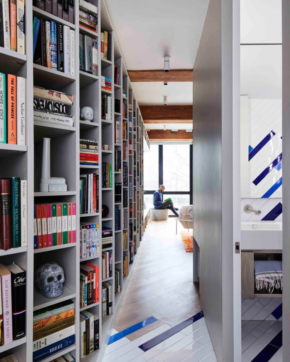 Design Milkさんのインスタグラム写真 - (Design MilkInstagram)「The ultimate room for #booklovers. 📚 To accommodate an expansive book collection, @burokorayduman got creative when designing the Pubilsher’s Loft for a client in Williamsburg, Brooklyn. \\\ more on designmilk.com! \\\ photo by Kevin Kunstadt」7月10日 4時44分 - designmilk
