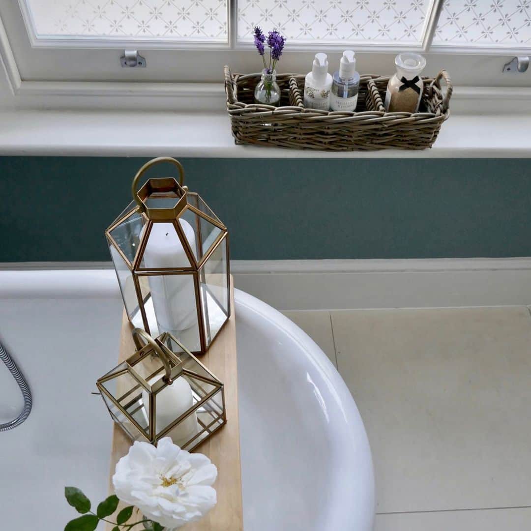 ローラアシュレイさんのインスタグラム写真 - (ローラアシュレイInstagram)「Items like lanterns and baskets are the perfect way to give a bathroom a more personal touch and create a relaxing, spa-like atmosphere. Interior blogger, @styletheclutter shares her top tips for styling a bathroom space over on our blog 🔗 link in stories」7月10日 4時47分 - lauraashleyuk