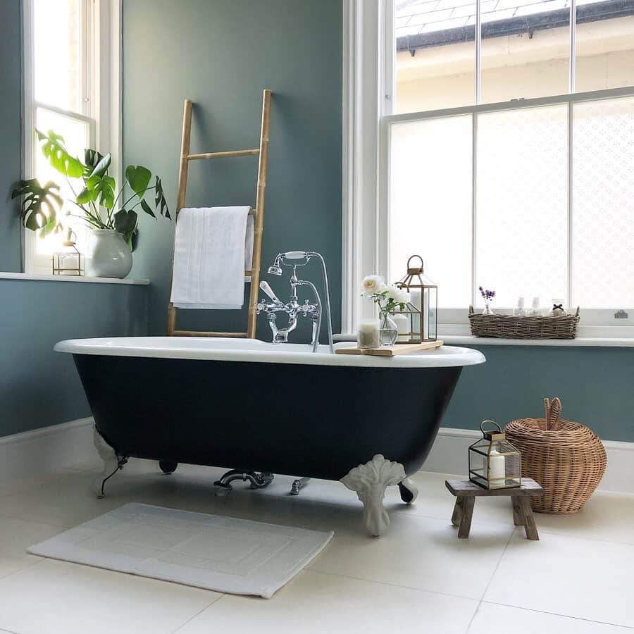 ローラアシュレイのインスタグラム：「Items like lanterns and baskets are the perfect way to give a bathroom a more personal touch and create a relaxing, spa-like atmosphere. Interior blogger, @styletheclutter shares her top tips for styling a bathroom space over on our blog 🔗 link in stories」