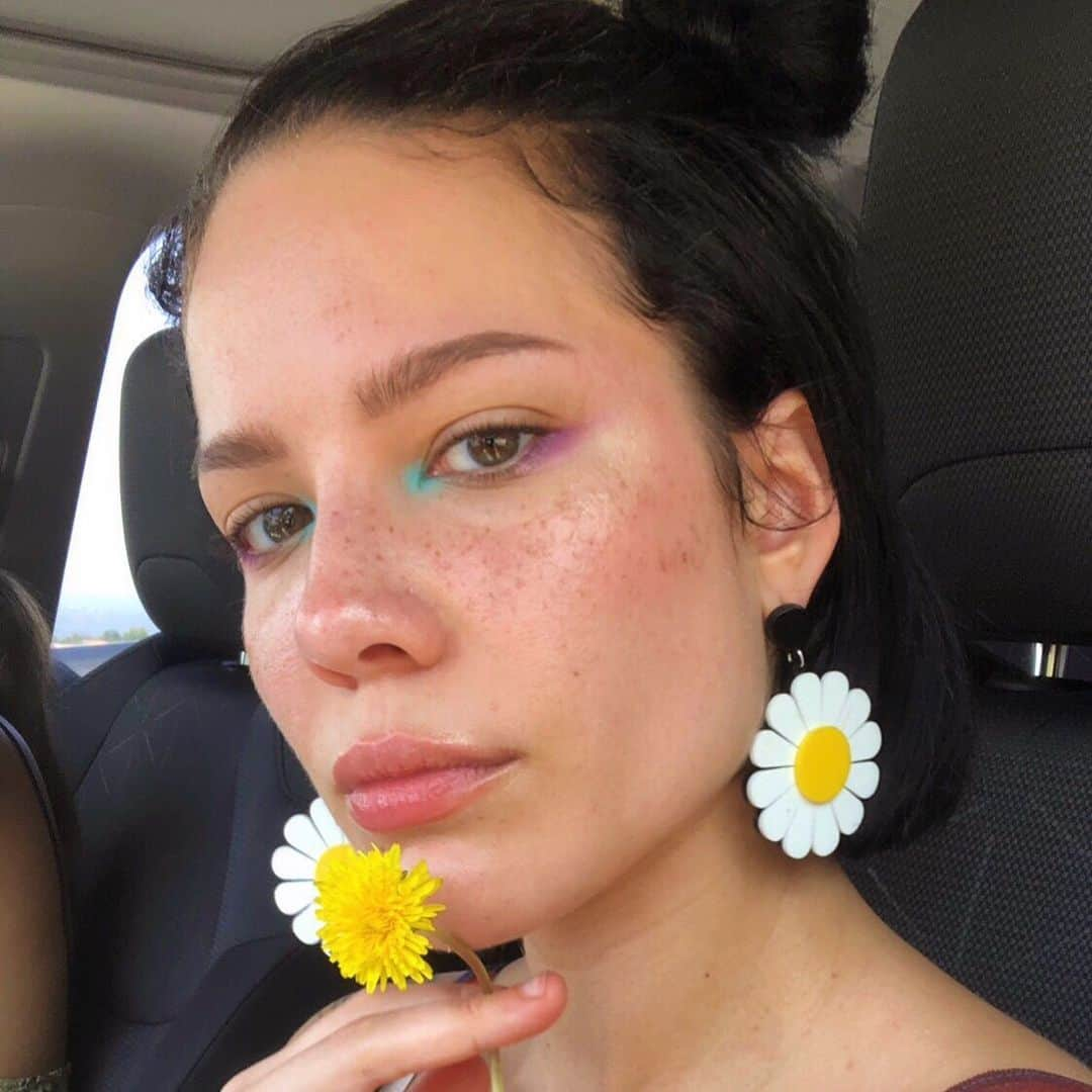 Halseyさんのインスタグラム写真 - (HalseyInstagram)「All I know how to do is take selfies in cars and hold flowers.」7月10日 4時55分 - iamhalsey