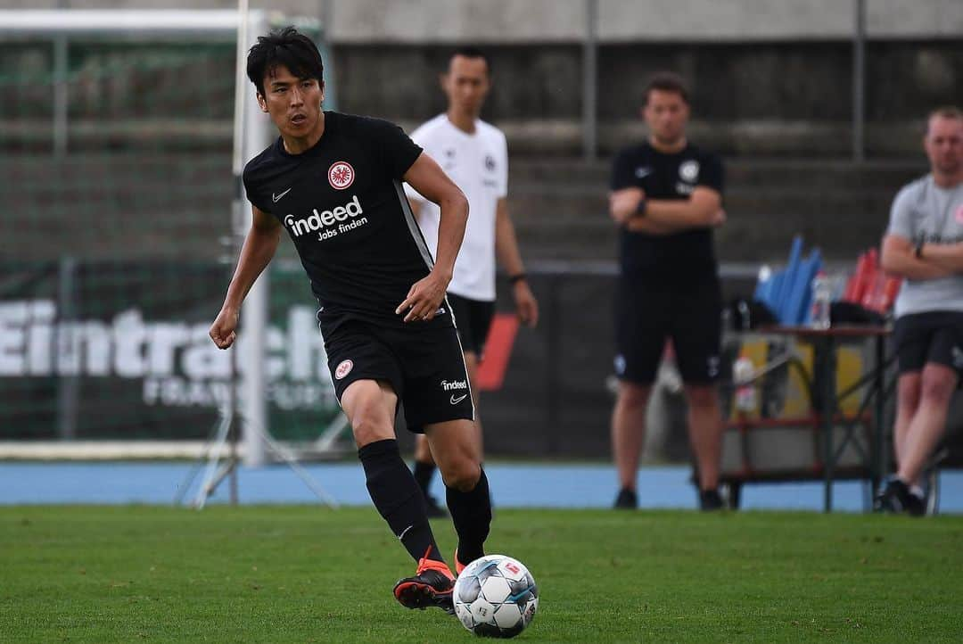 長谷部誠さんのインスタグラム写真 - (長谷部誠Instagram)「*** Switzerland🇨🇭🦢⚽️ #schweiz  #thunersee  #thun  #trainingslager  #schwan  #スイス合宿  #トゥーン湖  #白鳥さん #なかなかの大きさ  #機嫌を損ねないような距離感で #アヒルさんじゃなくて白鳥ですね #ご指摘ありがとう」7月10日 5時06分 - makoto_hasebe_official