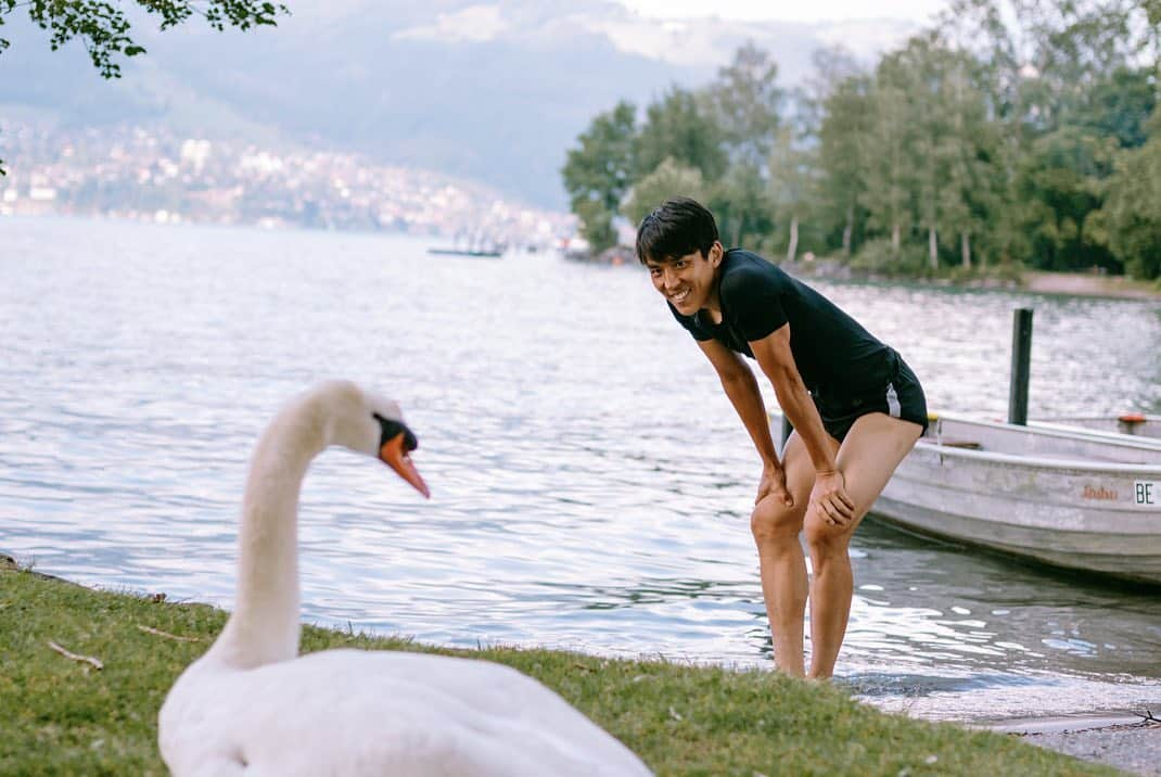 長谷部誠のインスタグラム：「*** Switzerland🇨🇭🦢⚽️ #schweiz  #thunersee  #thun  #trainingslager  #schwan  #スイス合宿  #トゥーン湖  #白鳥さん #なかなかの大きさ  #機嫌を損ねないような距離感で #アヒルさんじゃなくて白鳥ですね #ご指摘ありがとう」