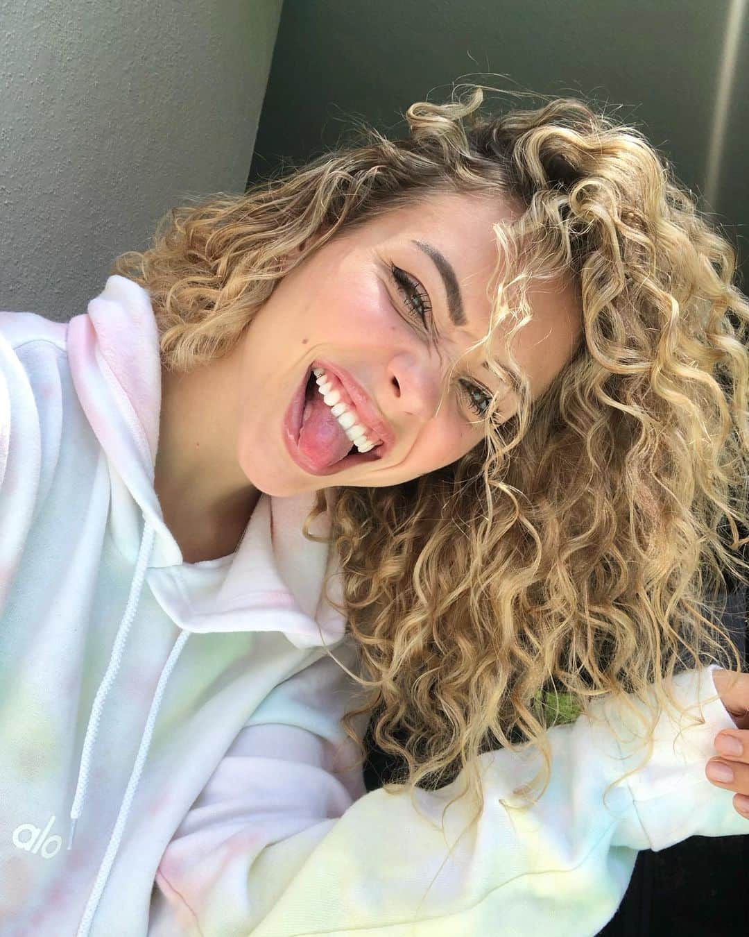 チャーリー・ジョーダンさんのインスタグラム写真 - (チャーリー・ジョーダンInstagram)「The CURLS are breathing and growing finally! What a beautiful day to announce my partnership with @aloyoga ! I’ve been wearing ALO for the past half year, and I’m so thankful to be a part of a team that stands for mental and physical health! Y’all know I only rep brands I actually use 🤙🏼 I get to wear leggings every day now BWAHAHA 👀 peep the story for a link to da rainbow hoodie 🌈」7月10日 5時15分 - charlyjordan