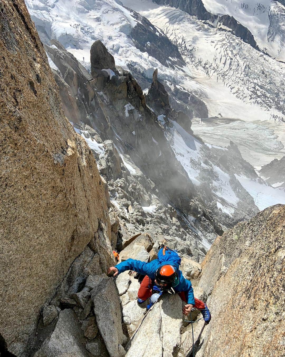 アラーナ・イップのインスタグラム：「What an amazing first day out alpine climbing with the @arcteryx design team! We climbed the super classic Arête des Cosmiques. I had a blast being part of the @arcteryxacademy here in Chamonix - already looking forward to next year 🤩 ⠀⠀⠀⠀⠀⠀⠀⠀⠀ Photo @jj_mah ⠀⠀⠀⠀⠀⠀⠀⠀⠀ @arcteryx @scarpana @petzl_official」
