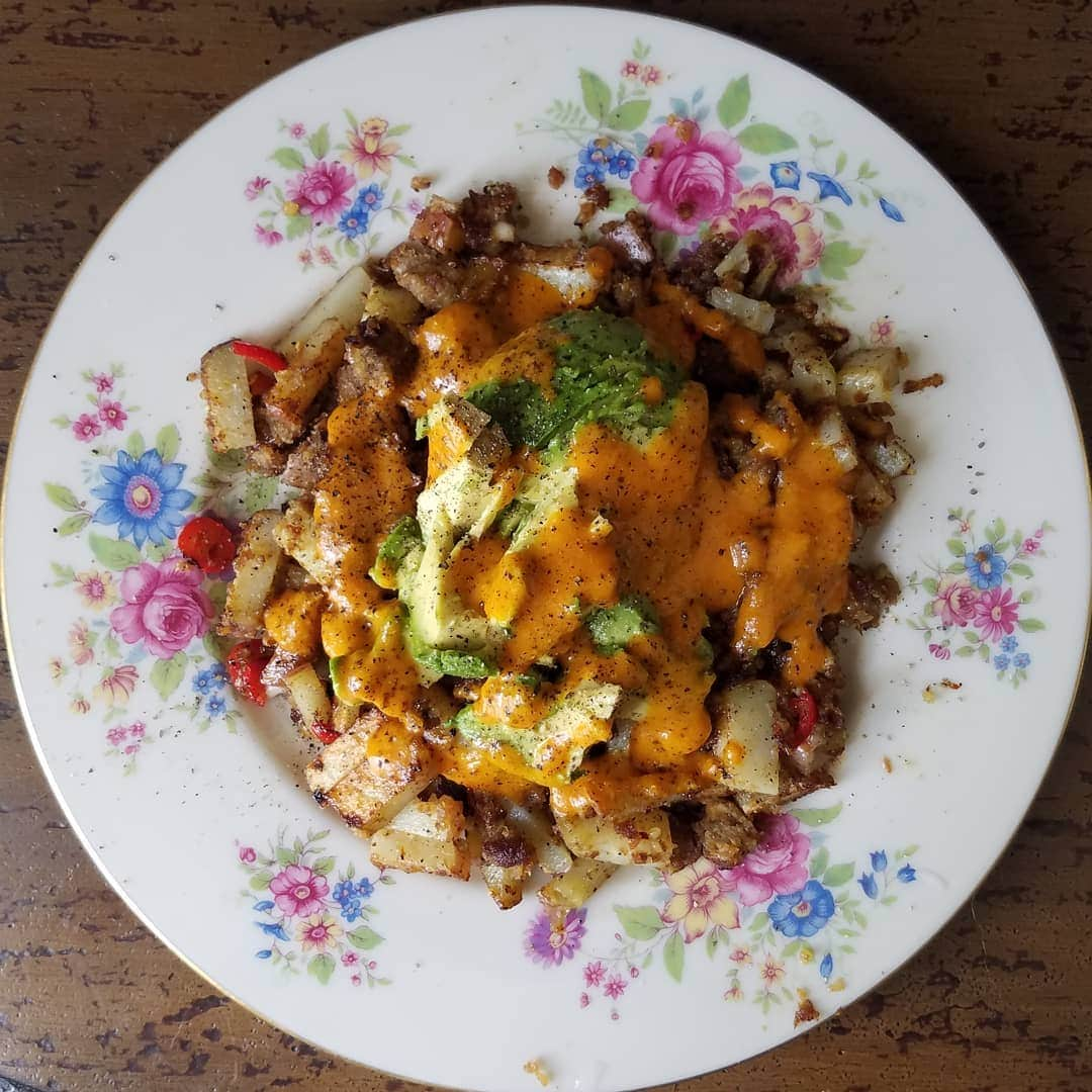 ガソリングラマーさんのインスタグラム写真 - (ガソリングラマーInstagram)「VEGAN SAUSAGE MUSHROOM POTATOES + AVOCADO & RED PEPPER QUESO #GASOLINEKITCHEN ADVENTURES 🍄🥔🌭🥑🌶🧀 @imperfectproduce #potato #mushrooms  @hilaryseatwell #vegansausage #applemaplebreakfastsausages  @mothersmarkets #avocado  @zubiatescocina #queso #veganqueso @mountainroseherbs smoked black pepper birdseye chili pepper kiawe smoked salt  #GASOLINEGARDEN #redjalapeno  #vegan #vegansofIG #veganaf #bestofvegan #vegansofinstagram #veganfood #whatveganseat #vegarecipe #veganpower  @gasolineglamour #GASOLINEGLAMOUR #imperfectproduce  #hilaryseatwell  #mothersmarket  #zubiatescocina  #MOUNTAINROSEHERBS」7月10日 5時28分 - gasolineglamour