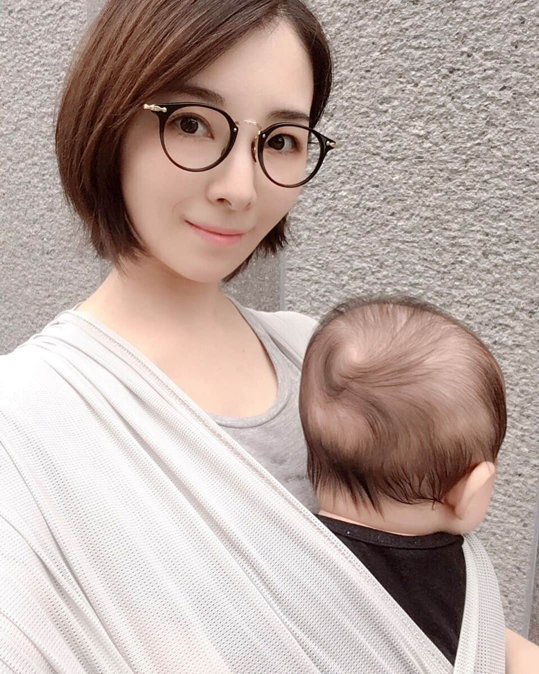 永峰絵里加さんのインスタグラム写真 - (永峰絵里加Instagram)「Our next baby carrier is so good :) Thanks, @pognae_jp !! ・ ・ 雨が降ったり止んだりでお出かけのタイミングが難しい毎日でしたが今週はようやく晴れ間が^ ^◎ 早速、ポグネーさんの新商品 #ステップワンair でお出かけしてきました！  簡単に装着できて腰や肩が楽ちんな仕様はそのままで、 素材がメッシュになり夏仕様になっているのでとっても涼しい^ ^  UVカット機能があるのもママにとって嬉しいところ。 カラーも合わせやすくて気に入っています♡  これで夏のお散歩も快適だね〜 ・ ・ ・ #babycarrier #babywrap #pognae #ポグネー #抱っこ紐 #ベビーラップ #letsgo」7月10日 11時01分 - erikalmaz