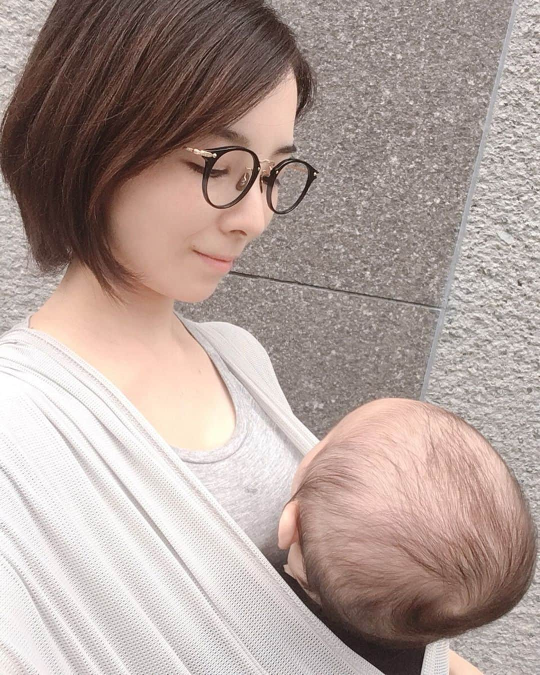 永峰絵里加さんのインスタグラム写真 - (永峰絵里加Instagram)「Our next baby carrier is so good :) Thanks, @pognae_jp !! ・ ・ 雨が降ったり止んだりでお出かけのタイミングが難しい毎日でしたが今週はようやく晴れ間が^ ^◎ 早速、ポグネーさんの新商品 #ステップワンair でお出かけしてきました！  簡単に装着できて腰や肩が楽ちんな仕様はそのままで、 素材がメッシュになり夏仕様になっているのでとっても涼しい^ ^  UVカット機能があるのもママにとって嬉しいところ。 カラーも合わせやすくて気に入っています♡  これで夏のお散歩も快適だね〜 ・ ・ ・ #babycarrier #babywrap #pognae #ポグネー #抱っこ紐 #ベビーラップ #letsgo」7月10日 11時01分 - erikalmaz