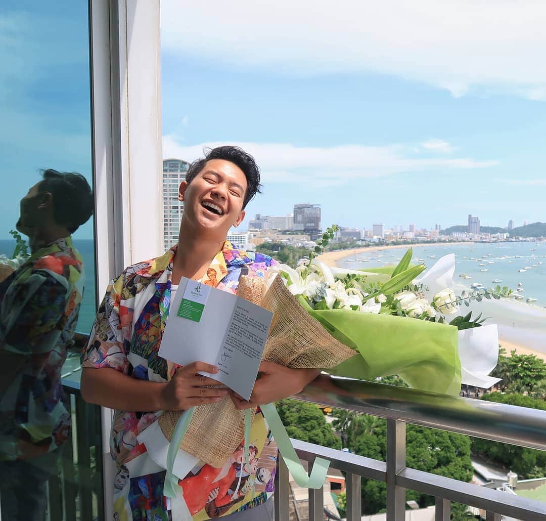 アイス・サランユーのインスタグラム：「They're so sweet🦋🐝 Such a warm welcome to  #holidayinnpattaya  Thank you na krub 🙏❤ #เที่ยวทั่วไทยกับไอซ์ศรัณยู  #พัทยา ปล ขอบคุณคุณBee ,khun kate Gerits,khun Meera Raj,khun Fern น้อง @yae_uunws คนงามประสาน&แนะนำอย่างดีนะคะ」