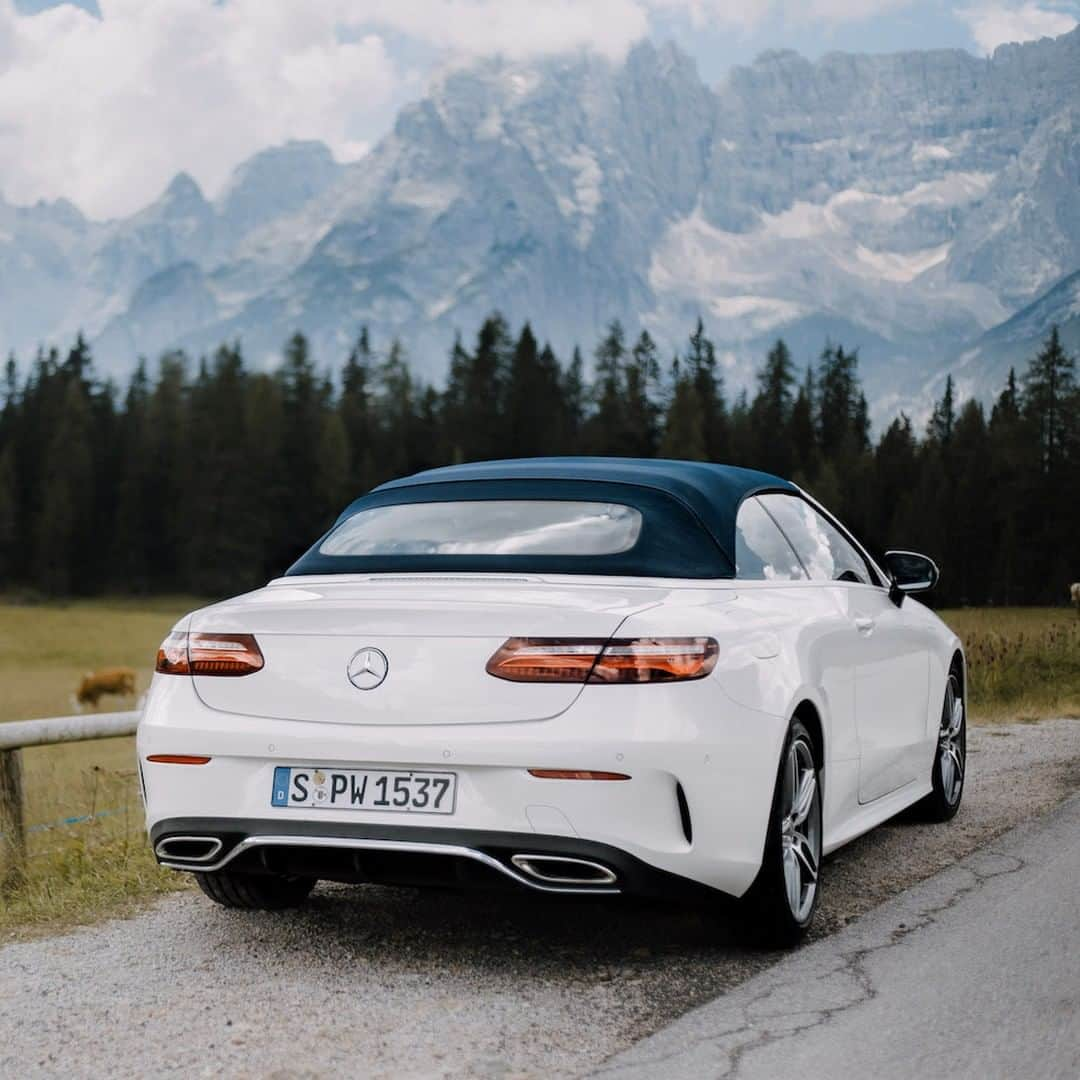 メルセデス・ベンツさんのインスタグラム写真 - (メルセデス・ベンツInstagram)「Up into the mountains. ⛰️ 📸: @tobiasa.de for #MBsocialcar . #Mercedes #MercedesBenz #carsofinstagram #InstaCar #EClass #mountains #nature」7月10日 11時00分 - mercedesbenz