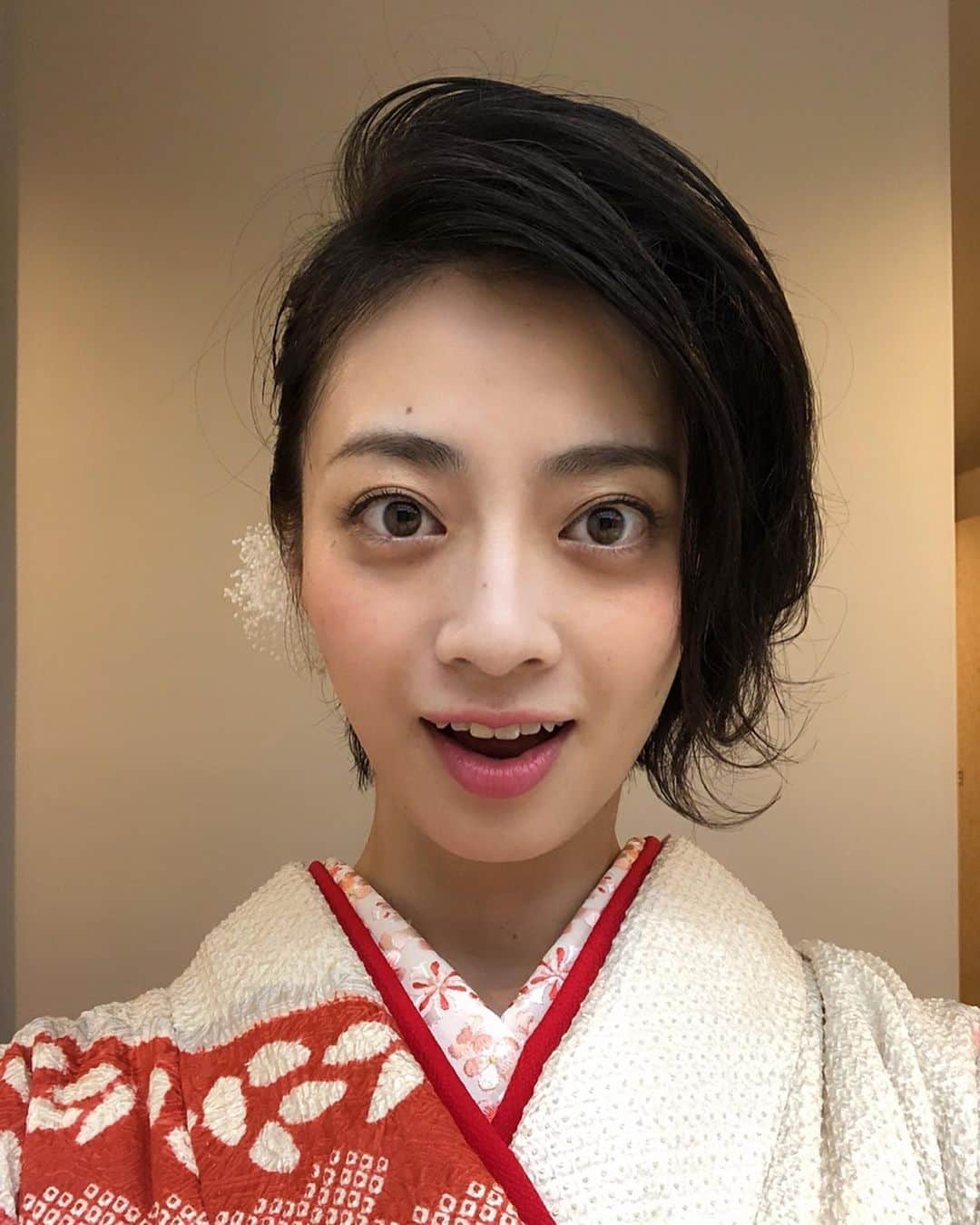 高畠麻奈さんのインスタグラム写真 - (高畠麻奈Instagram)「⛪️👘✨ 振袖を着ての参列でした。 母から譲り受けて成人式でも着た振袖。 成人式以来のこちら、悩んでいたけれど着て良かった☺️ 美しく保存してくれていた祖母と母に大感謝。 ‪振袖が可愛らしい分、可愛さ抑えめヘアスタイルで✨ #家族#弟#結婚式#母から受け継いだ#振袖#総絞り#着物#ありがとう#wedding#happy#kimono#👘」7月10日 5時33分 - mana_724