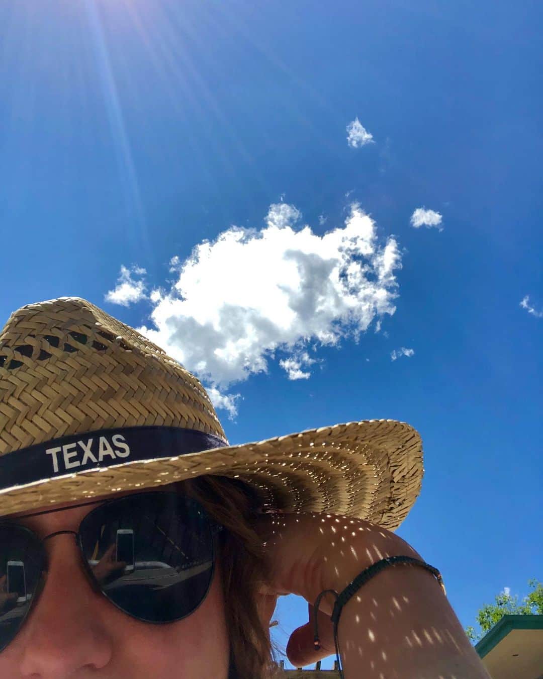 アグネス・ザワツキーのインスタグラム：「very sunny ☀️ very relaxed 😎」