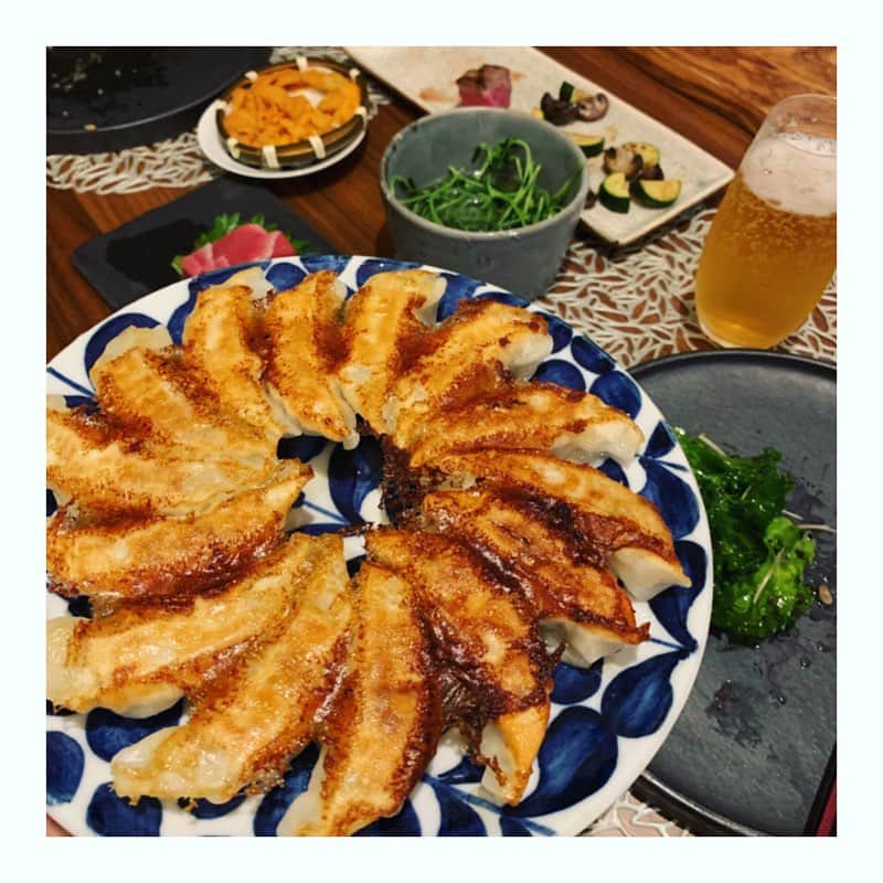 市橋有里のインスタグラム：「なんだかんだで餃子が主役🥟✨ かけっこ教室も賑やかになってきました😊さ、今日もがんばろう。良い一日を✨ ・ #うにとろ海苔巻き #豆苗炒め #タリアータ🥩 #ケールサラダ #サクサク長芋 #春雨サラダ #糖質オフ #おうちごはん #小料理屋あり #instafood  #homemade」
