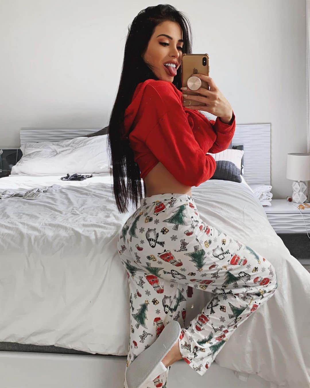 Claudia Alendeさんのインスタグラム写真 - (Claudia AlendeInstagram)「is it okay if I’m still wearing my Christmas pjs」7月10日 6時11分 - claudiaalende