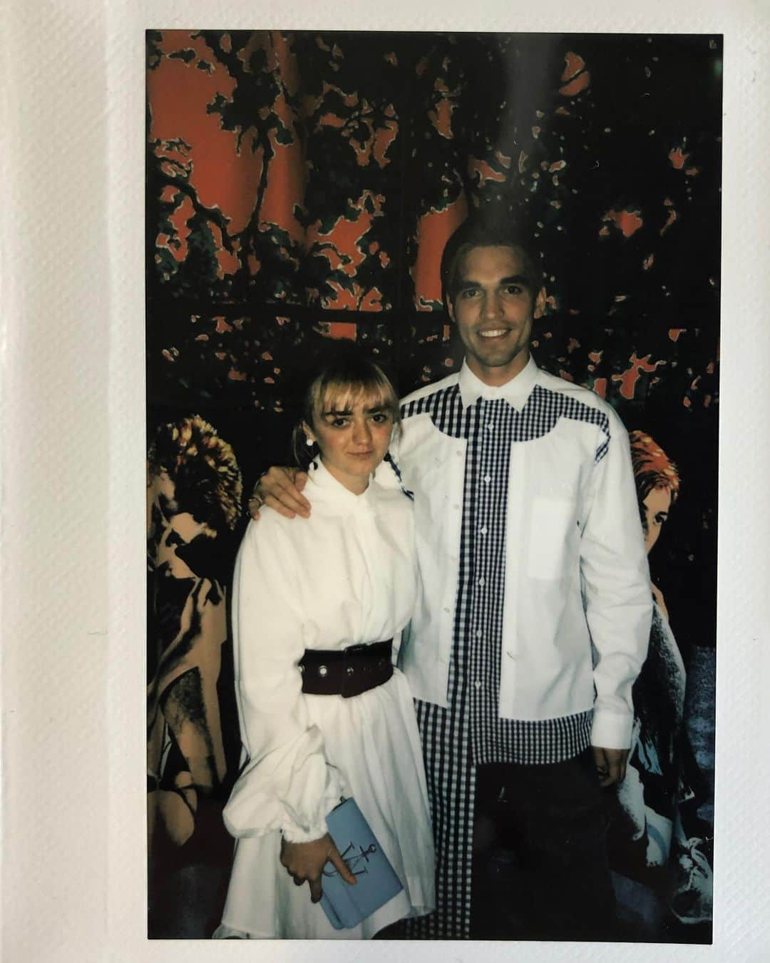 JWアンダーソンさんのインスタグラム写真 - (JWアンダーソンInstagram)「Behind the Scenes: the lovely Maisie Williams & Reuben Selby paid us a visit to get dressed for a dinner party #JWAmates #Polaroid @maisie_williams @reubenselby」7月10日 6時15分 - jw_anderson