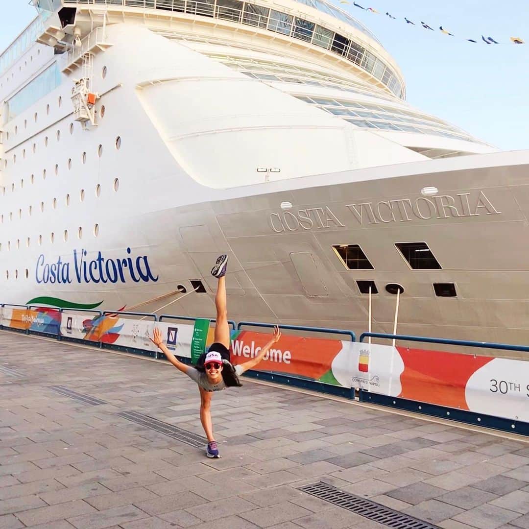 ローラ・ゼンのインスタグラム：「living that suite life on deck 😉  #cruiseship #athletesvillage #napoli #universiade2019 #USATeam」