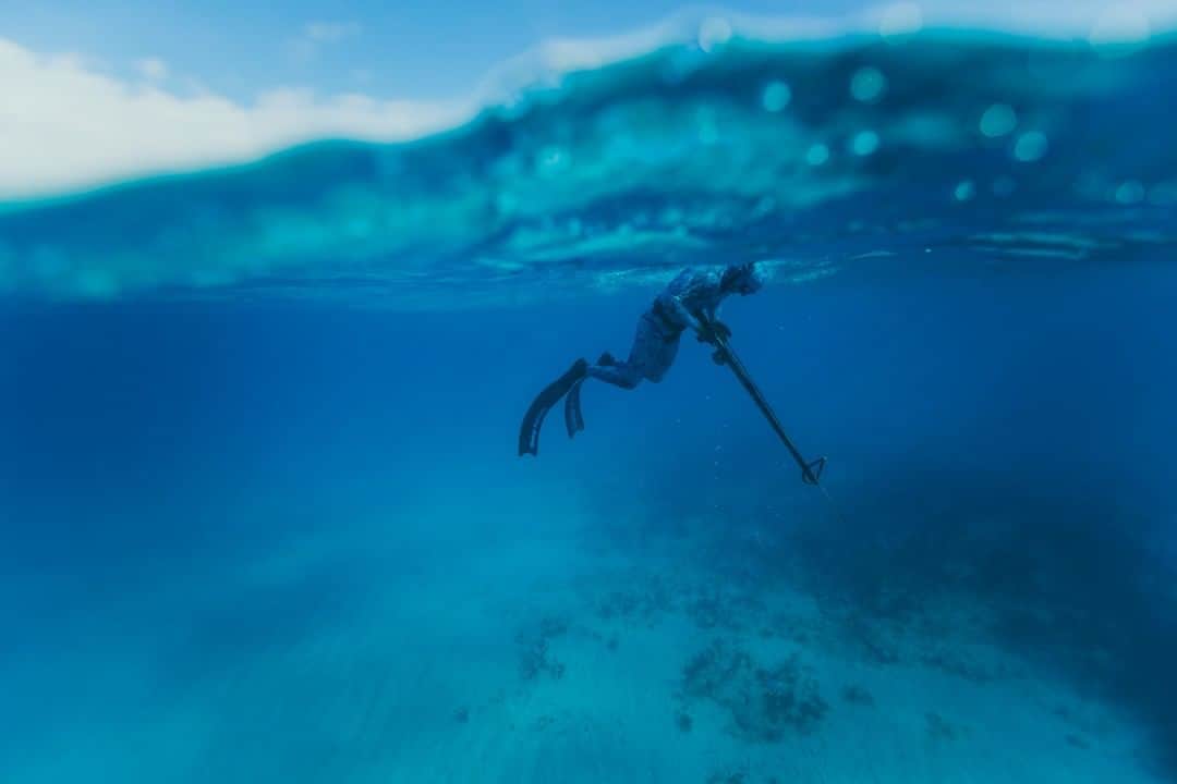 Costa Sunglassesのインスタグラム：「Waiting game. 📷 @austincoit #seewhatsoutthere」