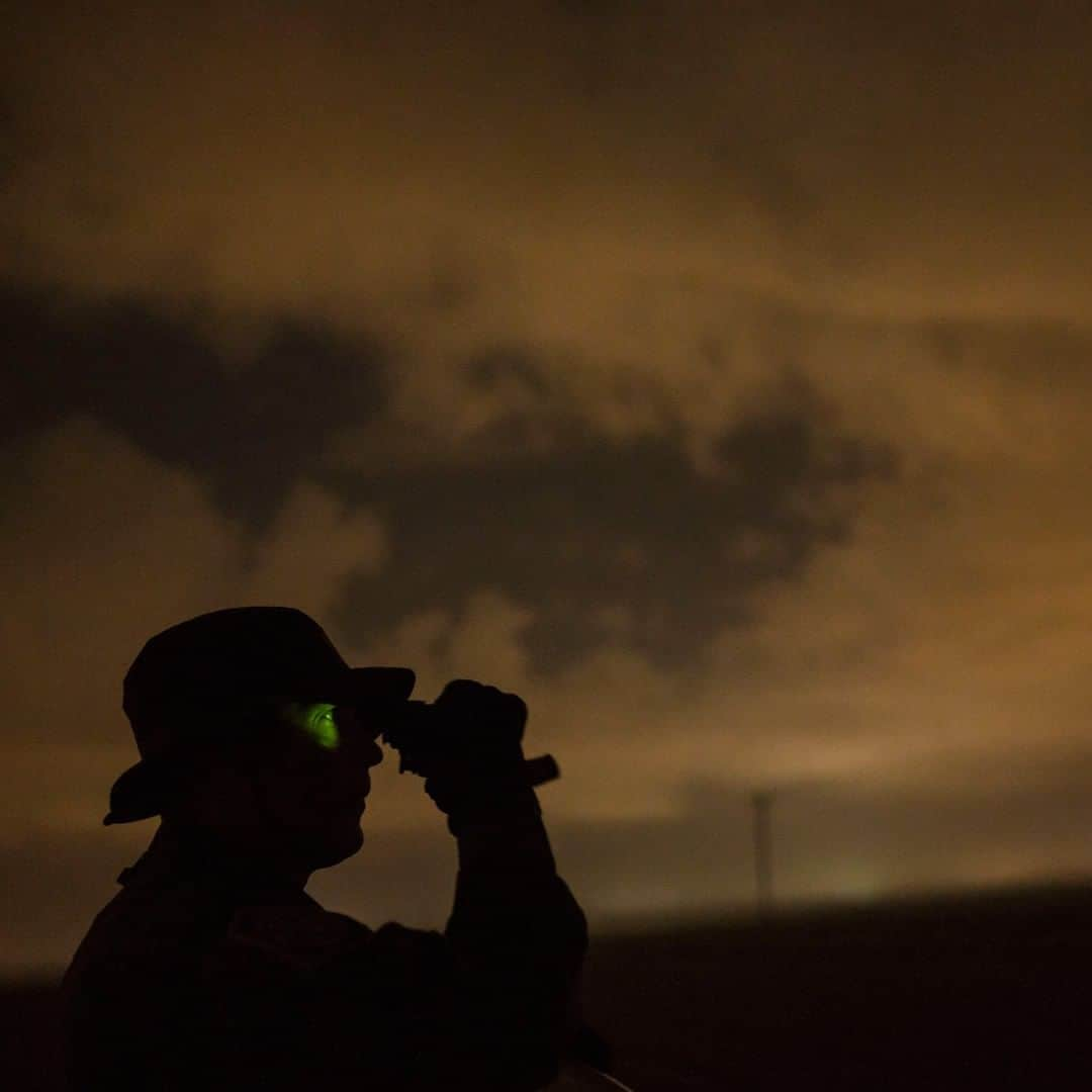 ナショナルジオグラフィックさんのインスタグラム写真 - (ナショナルジオグラフィックInstagram)「Photo by Lynsey Addario @lynseyaddario | U.S. Border Patrol agent Robert Rodriguez looks through his night-vision goggles while trying to apprehend undocumented migrants crossing the border into the U.S. at McAllen, Texas, on October 3, 2018.」7月10日 6時34分 - natgeo