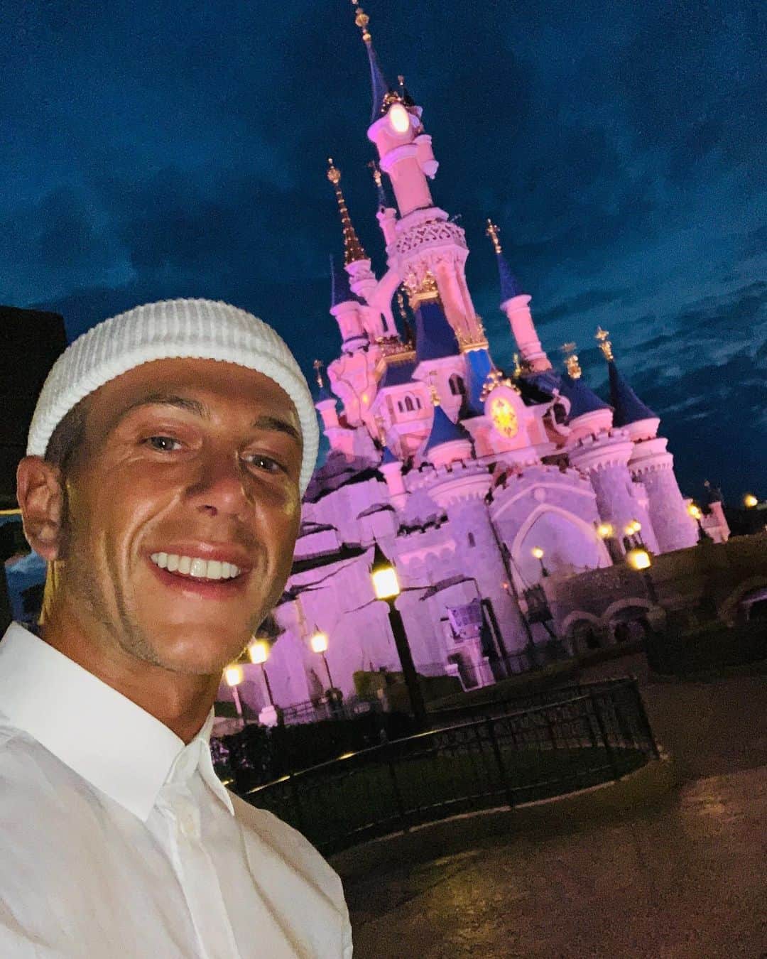 フェデリコ・ベルナルデスキのインスタグラム：「👋🏻🏰 @disneylandparis #dlphotlist #disneywildfestival」