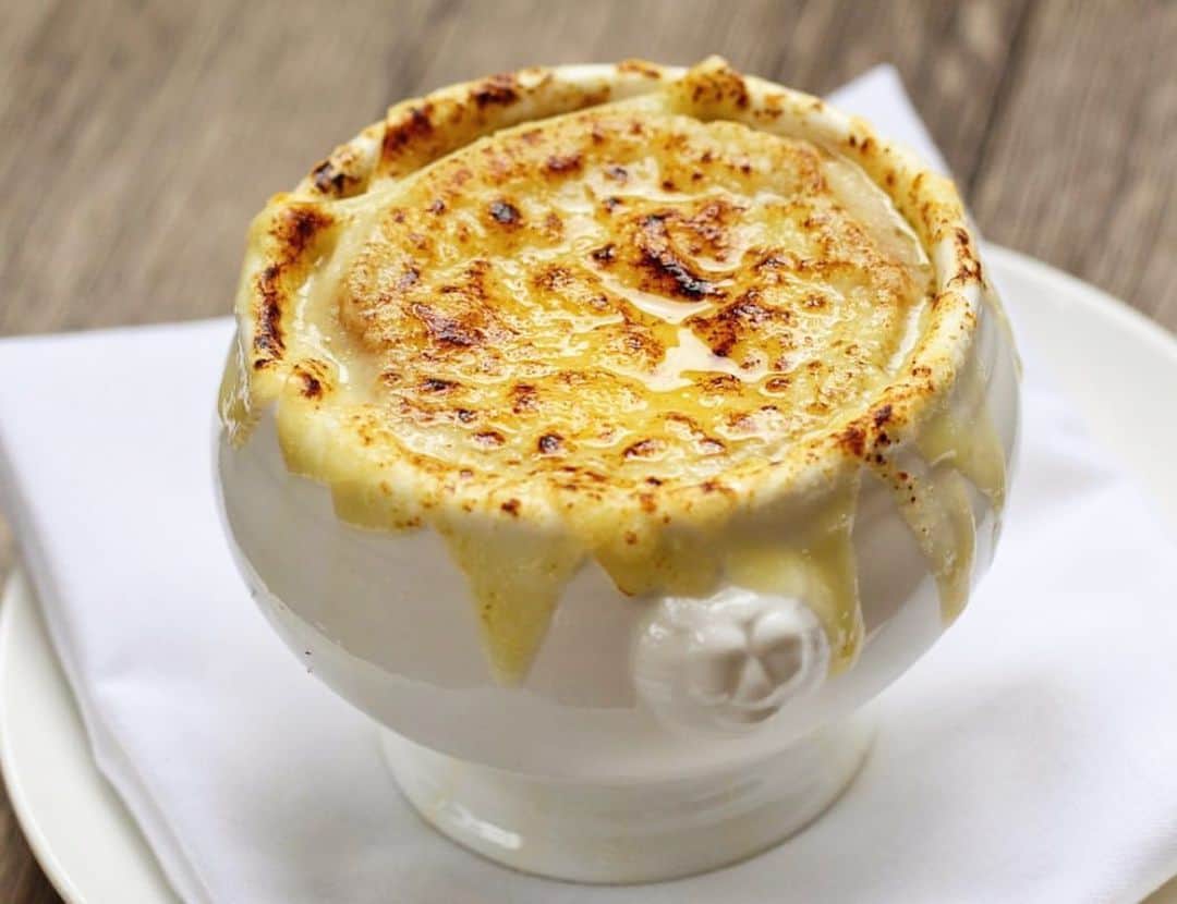 DOMINIQUE ANSEL BAKERYさんのインスタグラム写真 - (DOMINIQUE ANSEL BAKERYInstagram)「We all know the best part about French onion soup is all the gooey melted cheese on top, right? (My favorite part is when the edges get all crispy.) Our version at @189bydominiqueansel for Bastille Day dinner is looking good. 🙌🧀🇫🇷」7月10日 6時48分 - dominiqueansel