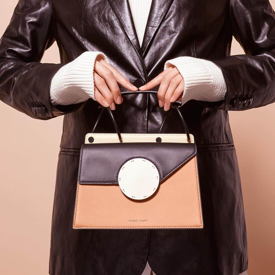 Saks Fifth Avenueのインスタグラム：「MEET PHOEBE: Youngwon Kim, Designer of London-based @danselente_official gave us the inside scoop on her newest bag: “the Phoebe Bis is my favorite right now. It’s versatile, and can be carried in multiple ways...by the top handle or as a crossbody.” #SaksStyle」