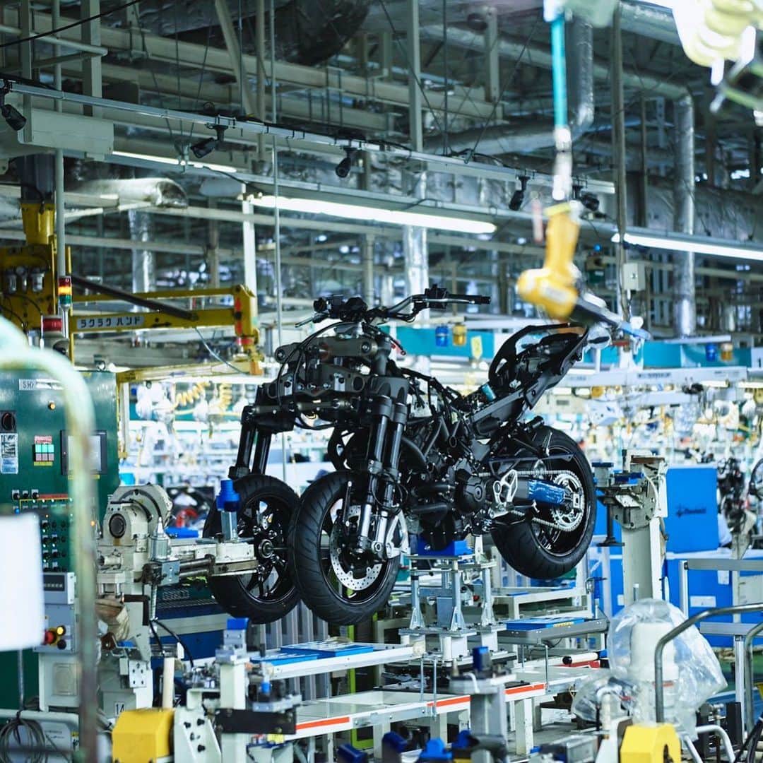 のインスタグラム：「#ヤマハ発動機 #モーターサイクル組立工場 #大型バイクは静岡県磐田市の本社工場で生産しています #日本国内だけでなく全世界に向け輸出をしています #ここでわたしたちが作っているのはYAMAHAと感動です #はやくお客さまのお手元に届きますように #楽しく乗ってもらえますように #工場萌え #静岡県磐田市 #磐田っていいな #YAMAHAが美しい #unknownjapan」