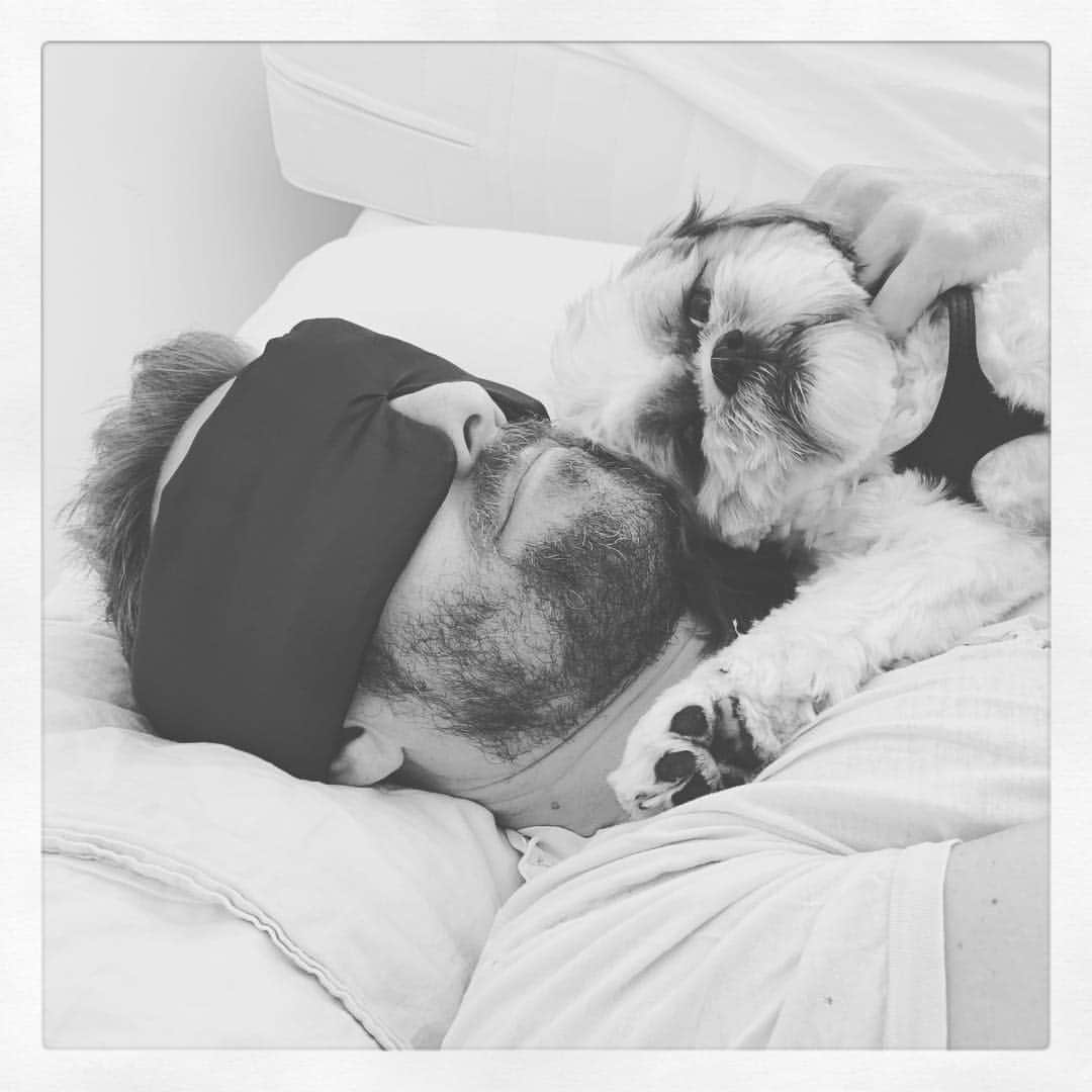 ジャシンダ・バレットのインスタグラム：「Lovers in the night. I can’t tell who is happier.」